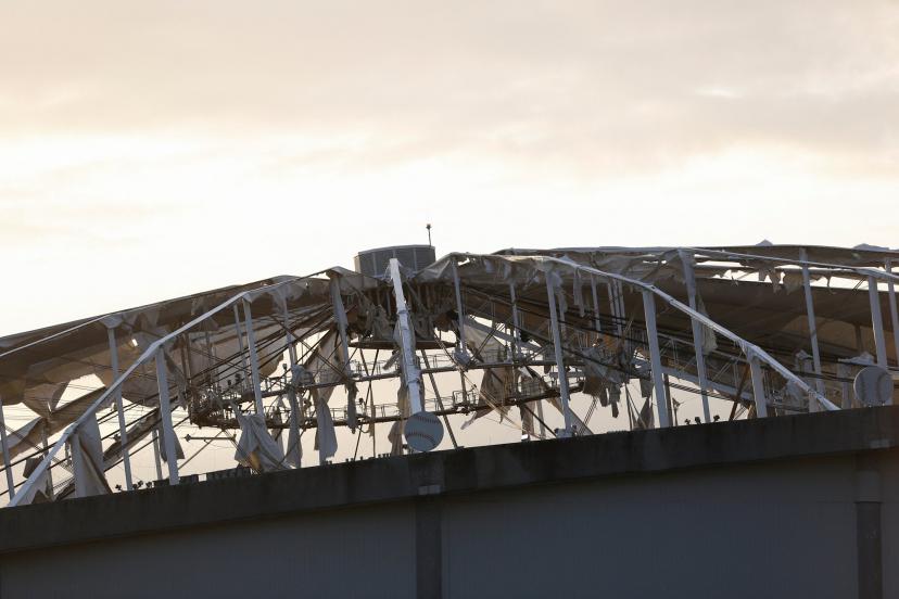 Le toit du Tropicana Field après le passage de l'ouragan Milton. (O. Jones/Reuters)