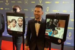 Lionel Messi à la cérémonie du Ballon d'Or en plein échange avec des enfants malades et parfois hospitalisés.