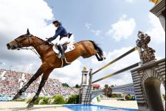 Olivier Perreau (ici lors de son passage en finale), avec Julien Épaillard et Simon Delestre, a terminé à la troisième place du concours de saut d'obstacles par équipes, vendredi au Château de Versailles. (E. Garnier/L'Équipe)