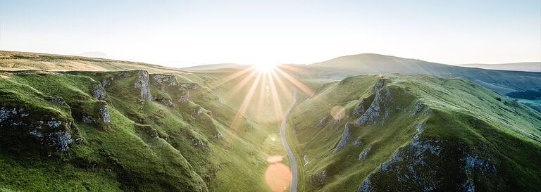 billede af solnedgang lige i toppen af dalen