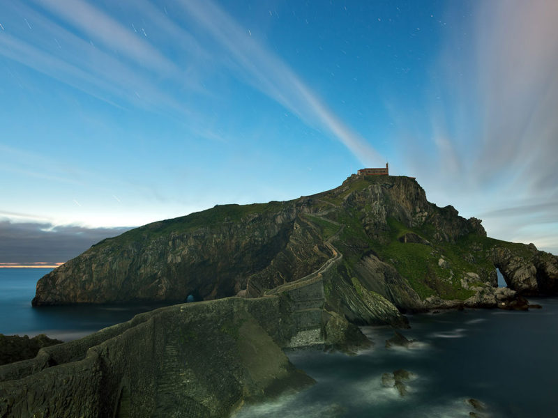 Light Art Photography - Landschaft - Spanien Bermeo Gaztelutaxe blaue Stunde - by JanLeonardo