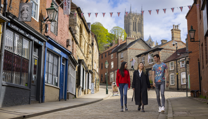 Students walking down Steep Hill