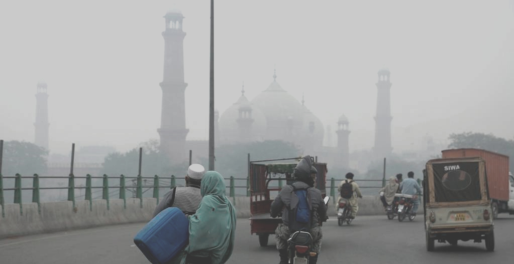 Badshahi Masjid in smog