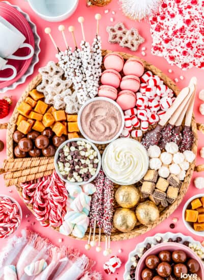 A hot chocolate charcuterie board filled with toppings and candies.