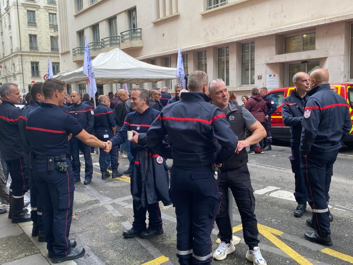 Les cadres sapeurs-pompiers devant l'état-major du SDMIS. (@NB)