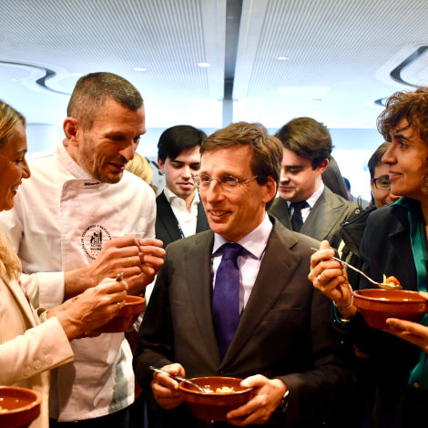 Almeida difunde la cultura gastronómica madrileña en el Parlamento Europeo