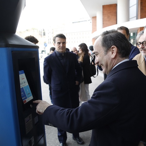 EMT Madrid pone en marcha nuevos tótems de venta de billetes en la línea Exprés Aeropuerto