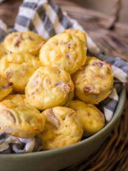 The perfect easy keto breakfast! Try these Keto Bacon Egg and Cheese Bites for an easy grab and go breakfast!  #keto #mealprep