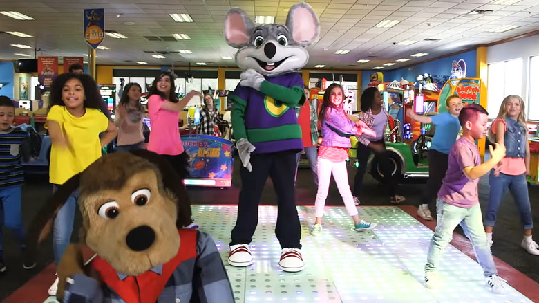 Chuck E. Cheese dancing with kids