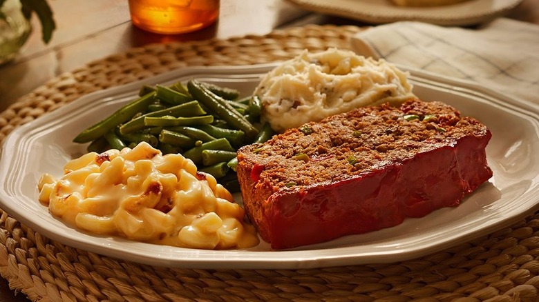 Cracker Barrel plate with mac and cheese side