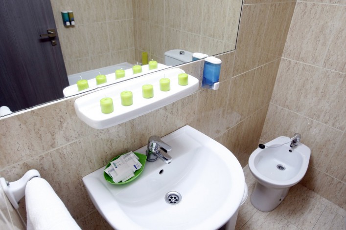 habitación con baño en benidorm hoteles medsur