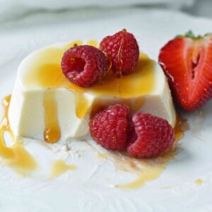 Greek Yogurt Panna Cotta. An easy panna cotta recipe made with greek yogurt, cream, sugar, honey, gelatin and vanilla bean. A silky smooth, creamy dessert that can be topped with fresh fruits, honey, caramel, berry compote or sauce, or anything you can dream up. The perfect panna cotta recipe. www.modernhoney.com