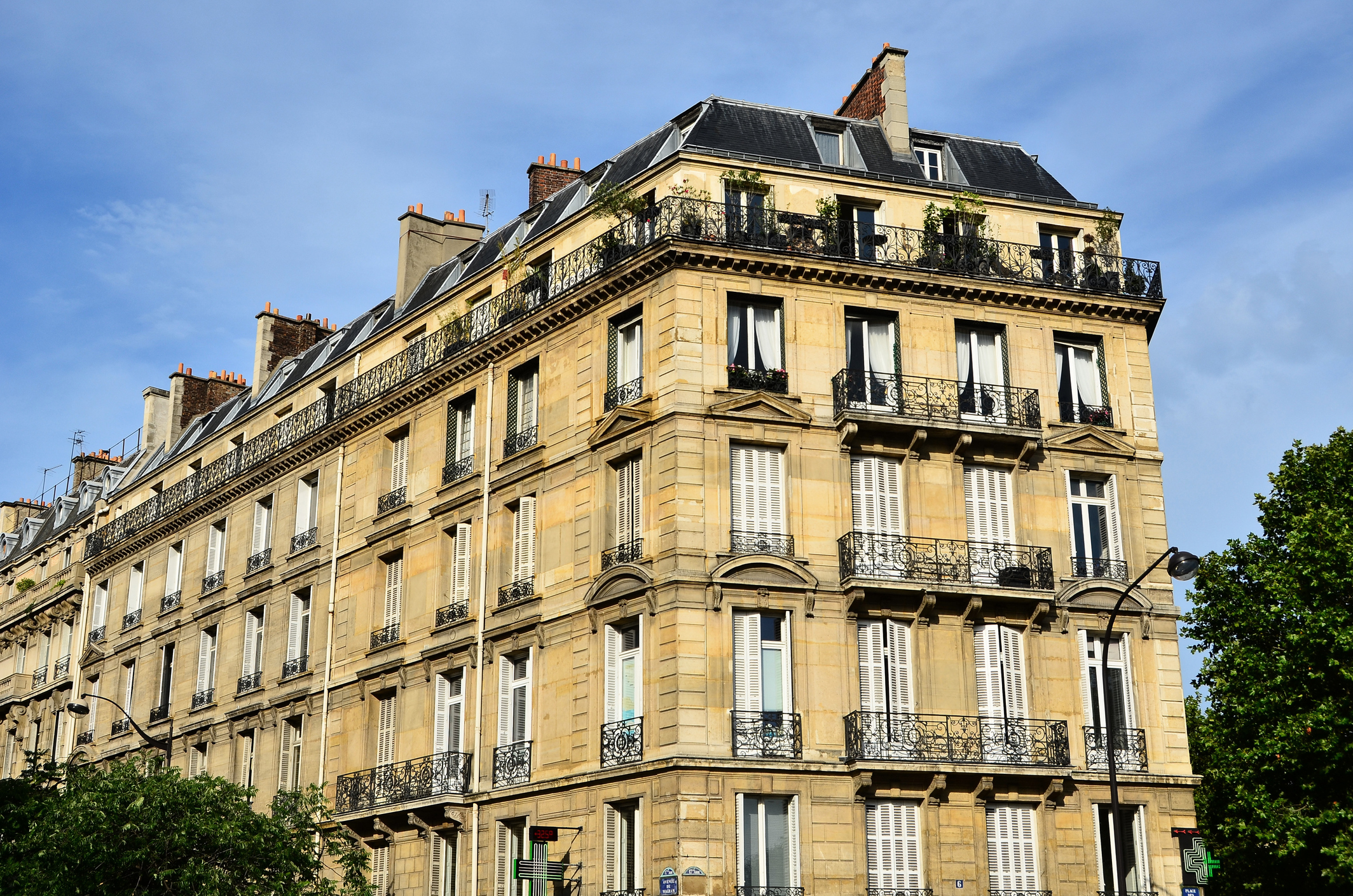 Immeuble haussmannien - ciel bleu