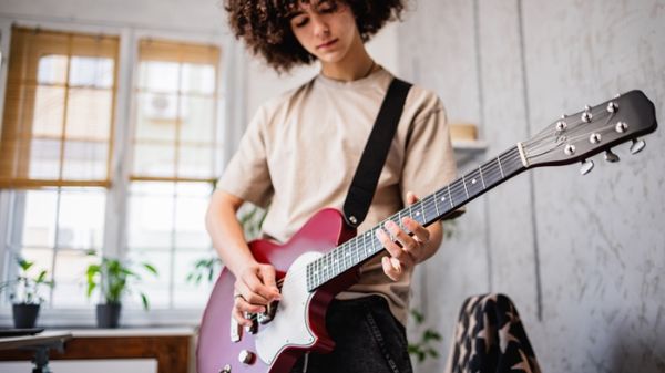 How To Play Guitar Solos: An Overview