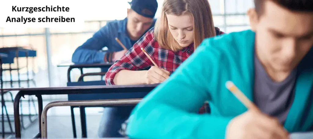 Schüler in einem Klassenzimmer beim Schreiben einer Kurzgeschichte Analyse