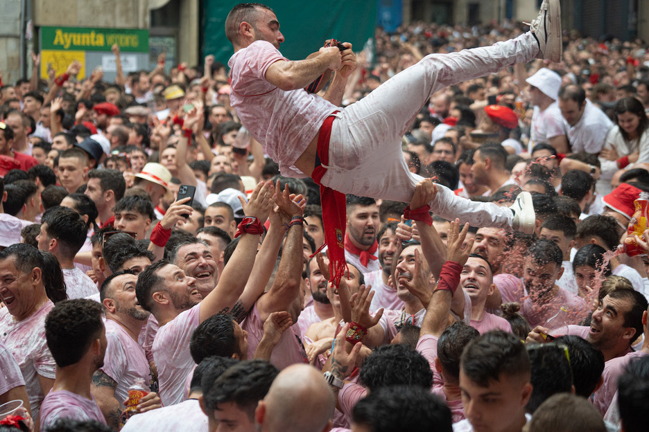 Lanzamiento de mozo en pleno corazón de la Plaza Consistorial.