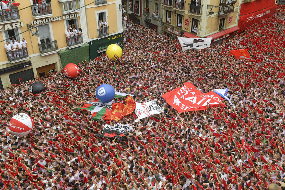 Miles de personas en la plaza Consistorial a la espera del Txupinazo.