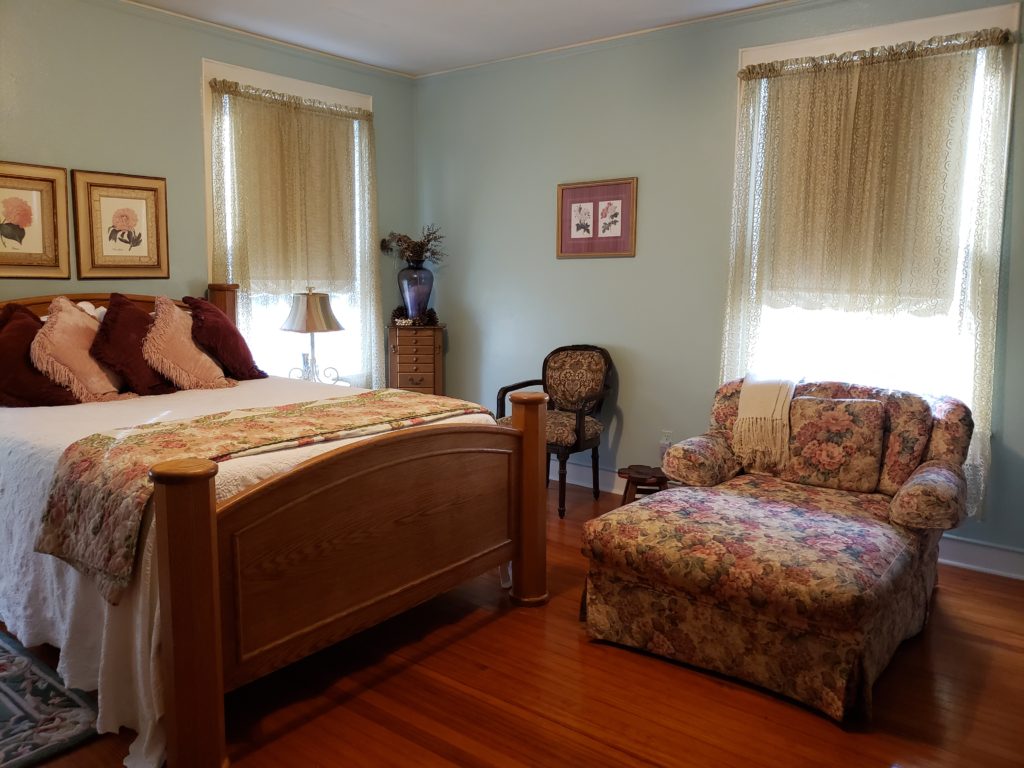 Bedroom in the Unity House B & B
Big bed, large floral chaise lounge.