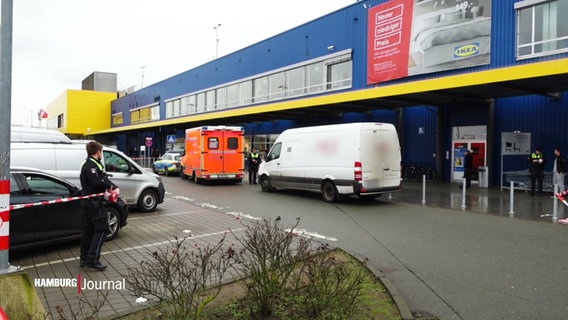 Ein Lieferwagen vor einem Ikea Einrichtungshaus, daneben die Polizei. © Screenshot 