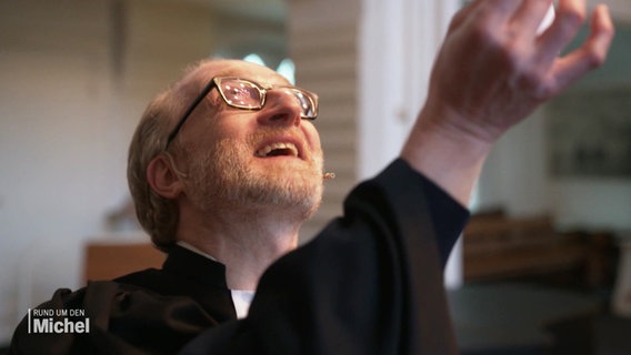 Pastor Reinhard Brunner in seiner Kirche St. Nikolai in Finkenwerder. © Screenshot 