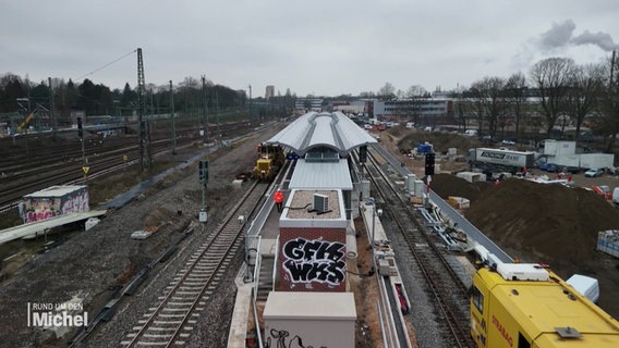 Auf der Baustelle S-Bahn-Station Diebsteich werden die letzten Arbeiten vor der Wiedereröffnung verrichtet. © Screenshot 