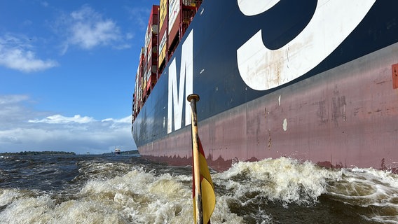 Die Hafenlotsen müssen ganz nah an die Containerschiffe gebracht werden, um dann über die Lotsenleiter zusteigen zu können. © NDR 