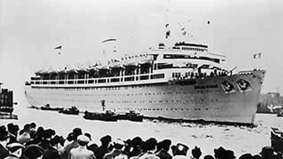 Menschen bestaunen 1938 das Schiff "Wilhelm Gustloff". © NDR/Gustloff-Archiv, Heinz Schön Foto: NDR/Gustloff-Archiv, Heinz Schön