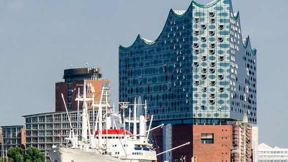 Elbe Landungsbrücken Hamburg © fotolia Foto: dietwalther