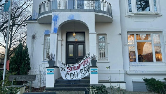 Blaue Farbe verunstaltet die Hamburger CDU-Zentrale am Leinpfad. © CDU Hamburg 