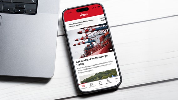 Ein Smartphone mit der NDR Hamburg App © xxx 