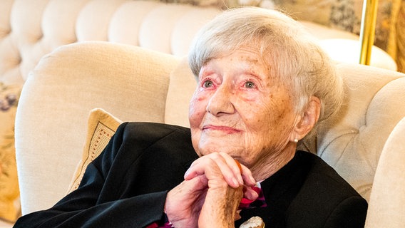 Die gebürtige Hamburgerin Ottilie Reimers sitzt an ihrem 112. Geburtstag in einer Seniorenwohnanlage. © picture alliance/dpa Foto: Daniel Bockwoldt