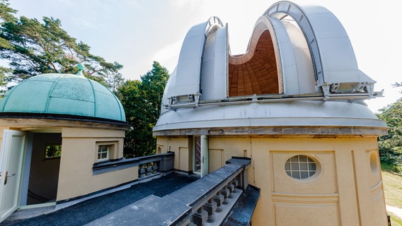 Das Gebäude des Großen Refraktors, ein Teleskop mit 60 Zentimetern Objektivdurchmesser und neun Metern Brennweite aus dem Jahr 1911, wurde heute (19.06.2019) nach aufwändiger Sanierung wiedereröffnet. © picture alliance / dpa Foto: Markus Scholz