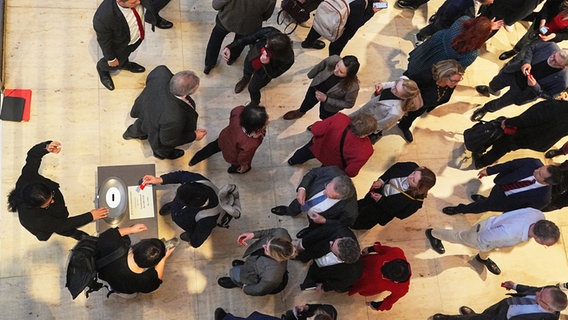 Berlin: Die Mitglieder des Deutschen Bundestages geben bei der Abstimmung über das "Zustrombegrenzungsgesetz" der Union zur Eindämmung der Migration im Bundestag ihre Stimmkarten ab. © dpa Foto: Michael Kappeler