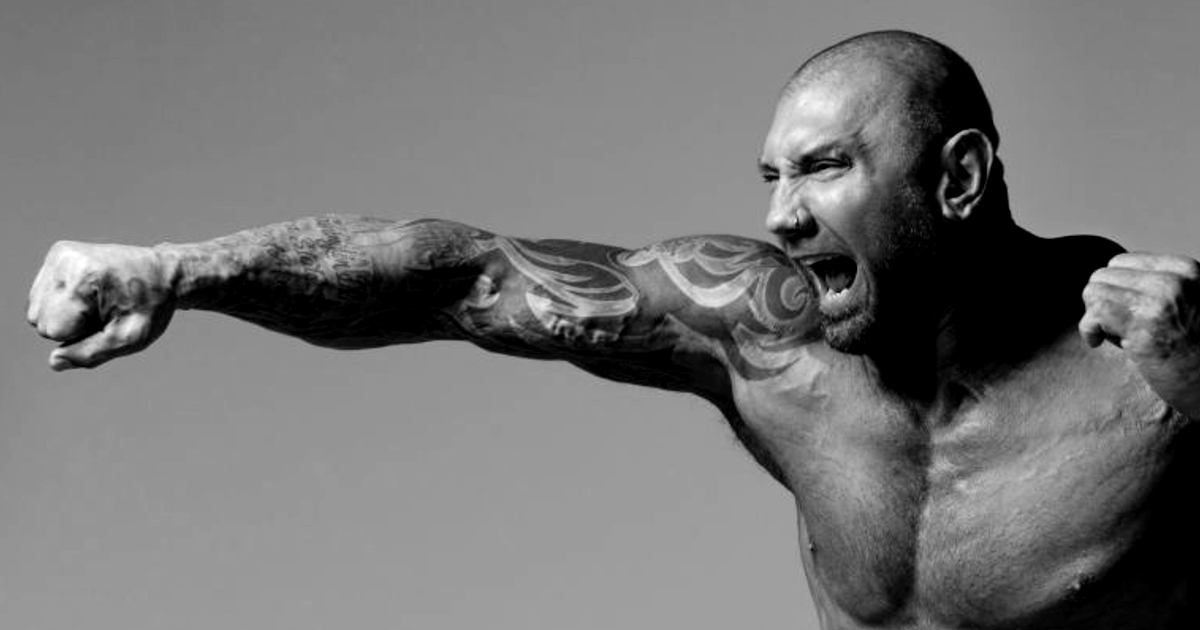 dave bautista a petto nudo sferra un pugno e urla - nerdface