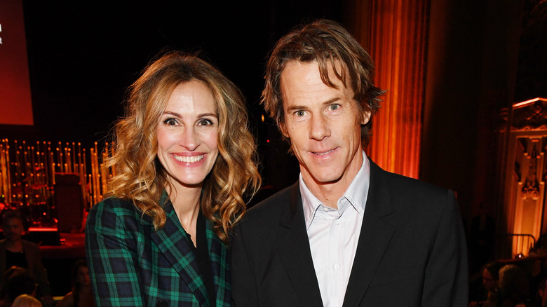 Julia Roberts and Danny Moder smiling