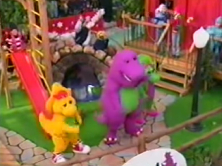 BARNEY IN THE 2002 MACY'S THANKSGIVING DAY PARADE - Nostalchicks