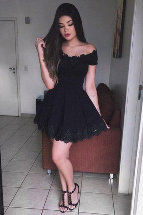 Chica usando un vestido de color negro corto 