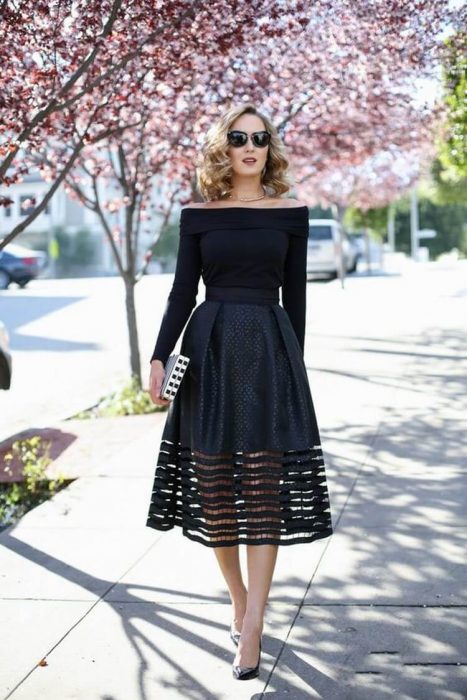 Chicas usando un vestido negro para las cenas de fin de año 