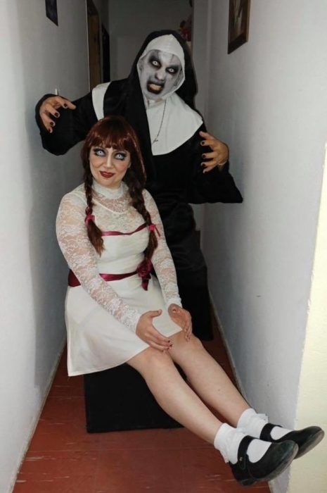 Dupla de amigas disfrazadas como La monja y Annabelle 