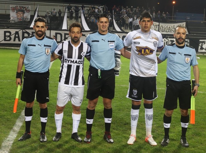 Amistoso entre Estudiantes de Caseros y Montevideo Wanderers. (Foto: @mwfc_oficial)