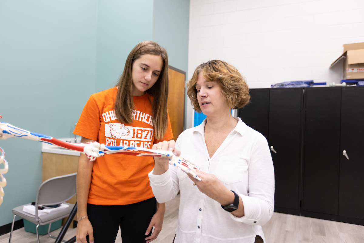 Michelle Wilson teaching a student in exercise physiology