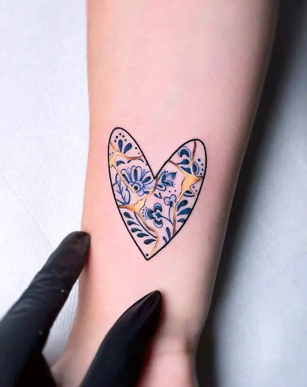 Small kintsugi heart tattoo by @sonia_tessari