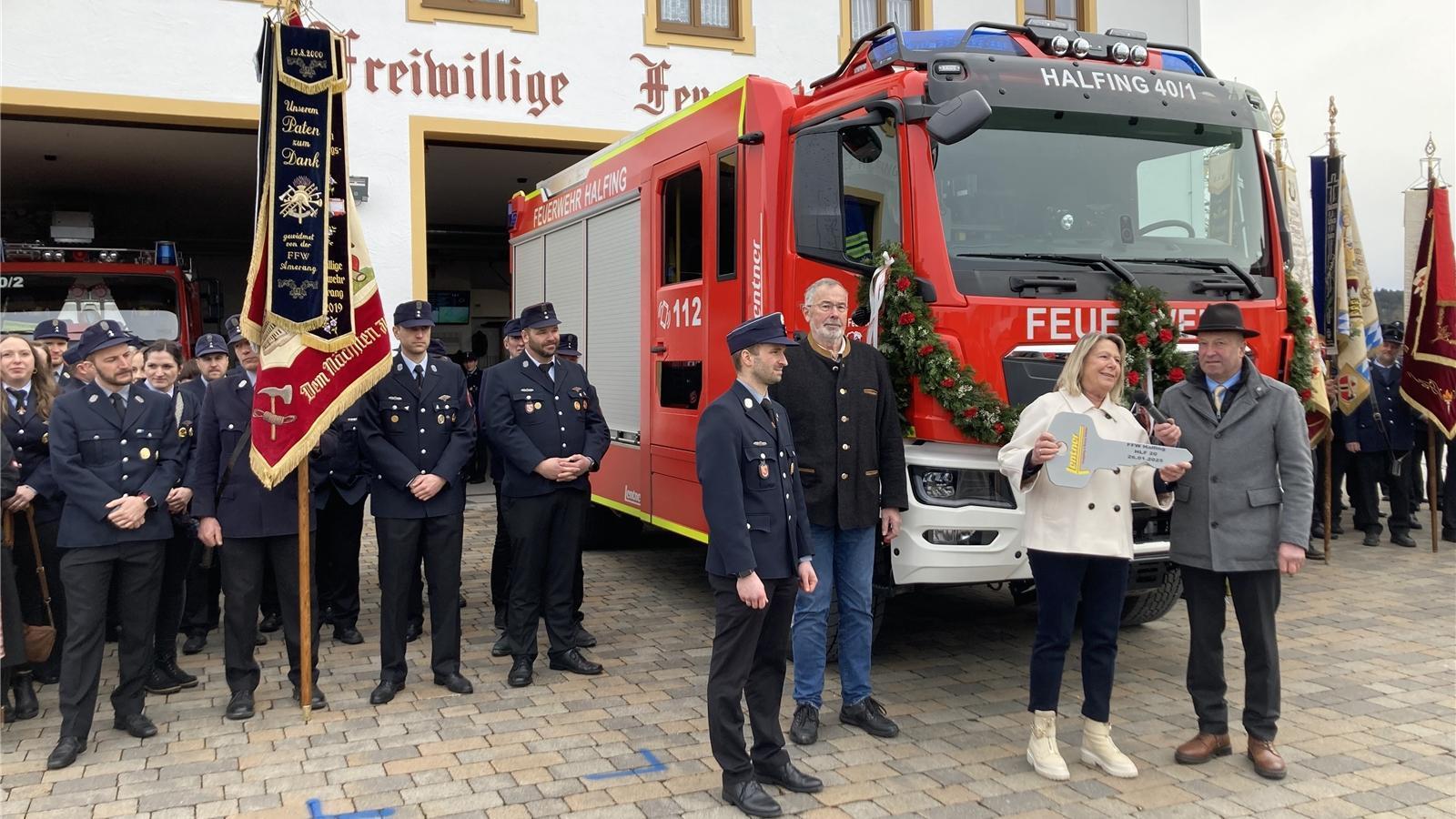 Symbolische Schlüsselübergabe: Zweiter Kommandant Tobias Hofer und Heinrich Hallhuber von der Firma Lentner (vorne links) mit Bürgermeisterin Regina Braun.