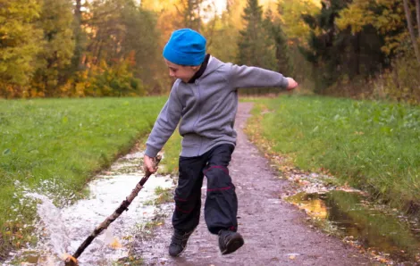 Kid-playing-in-mud