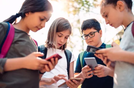 Tween-kids-on-their-phones