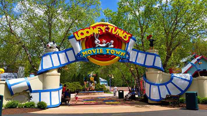 Looney Tunes Movie Town | Play Area at Six Flags America | Parkz ...