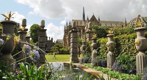 To the chapel in Arundel garden