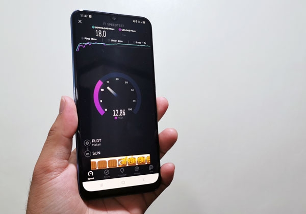 Testing 4G LTE data speeds on the Samsung Galaxy A30.