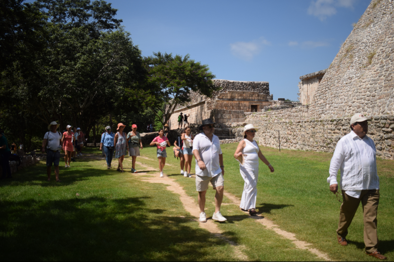 Turistas suelen visitar las zonas arqueológicas de Yucatán