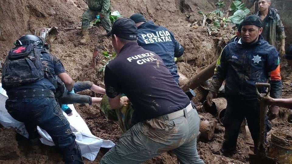 Elementos de la Sedena, así como policías, ayudaron en el rescate de los cuerpos en Xalapa, Veracruz